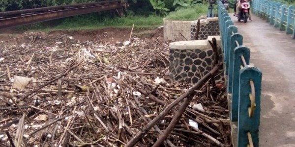 Puluhan Ton Sampah Sumbat Muara CBL Bekasi