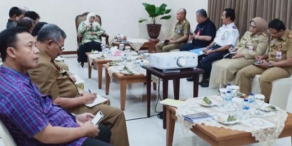 Jelang Umroh, Khofifah Meminta Hal Ini pada Rakor OPD di Bandara Juanda
