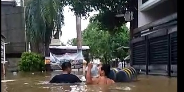 Tolong.. Banjir Semakin Tinggi, Warga Cipondoh Harus Segera Dievakuasi