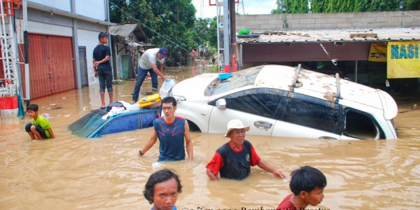 Mobil Terendam Banjir