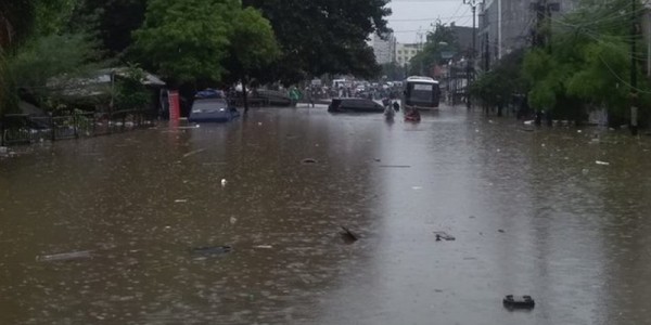 Ciledug Masih Banjir, Akses Jakarta-Tangerang Terputus