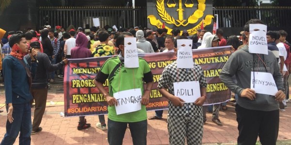 Ratusan Massa Geruduk Kejaksaan, Desak Periksa Novel Baswedan
