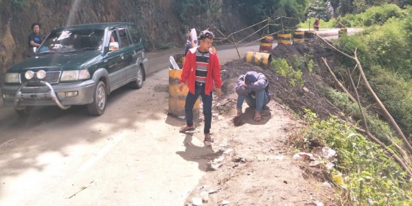 Waspada Jalan Lintas Kiri Parapat-Simarjarunjung Amblas