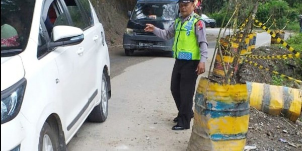 Pungli Di Jalan Lintas Simarjarunjung-Parapat, Kapolsek Hasan Marpaung Langsung  Ke TKP