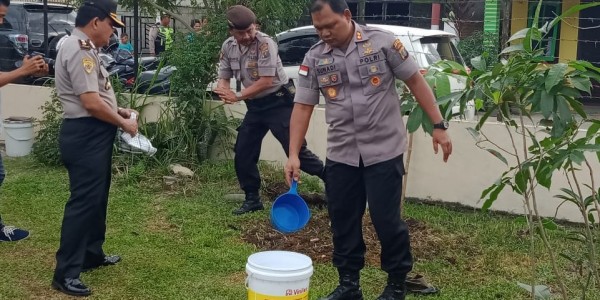 Hijaukan Asrama Polisi, Polres Tebing Tinggi Tanam Pohon