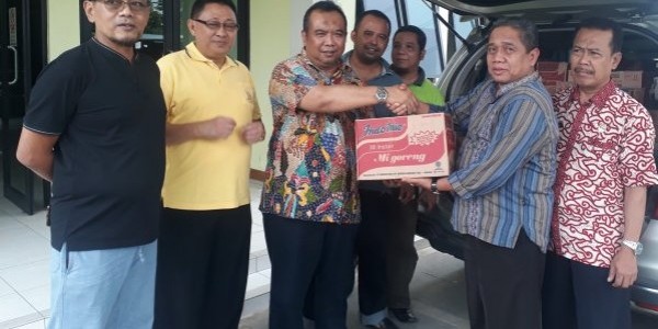 Inspektorat Serahkan Bantuan Untuk Korban Banjir Ke Camat Cikarang Pusat