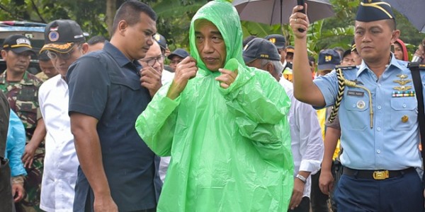 Peristiwa Unik, Jokowi Sendirian Kenakan Jas Hujan Saat Tinjau Longsor 