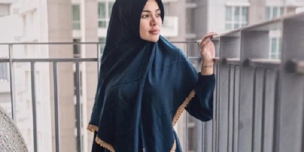 Nikita Mirzani Boyong Keluarga dan Sahabat Pergi Umrah