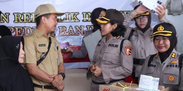 Personel Gabungan Polwan kembali Berikan Trauma Healing dan Bantu Korban Banjir Jakarta