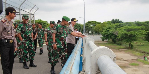 Antisipasi Banjir, Dandim Sidik Wiyono Tinjau Bendungan Gerak Barat
