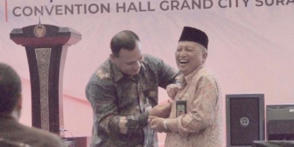 Momen Ketua KPK Pasangkan Name tag Pembaca Doa Yang Jatuh     
