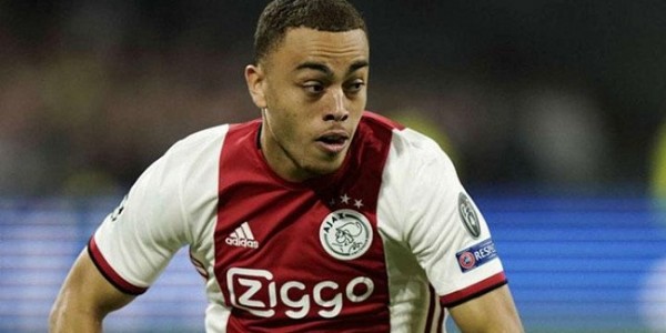 Imbas Ketegangan Iran-AS, Bek Ajax Tinggalkan Kamp Latihan Di Qatar