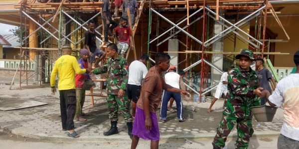 Personel Yonif RK 136/TS Bantu Bangun Pagar Masjid di Desa Morella Maluku