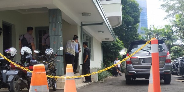 Petugas KPK Satroni Ruang Kerja Pimpinan KPU