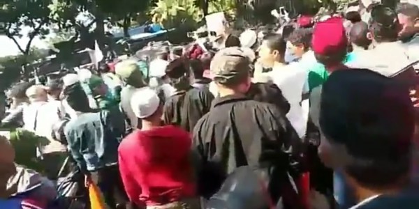 Lewati Pendukung Anies, Massa Abu Janda Cs Diteriaki Nasi Bungkus