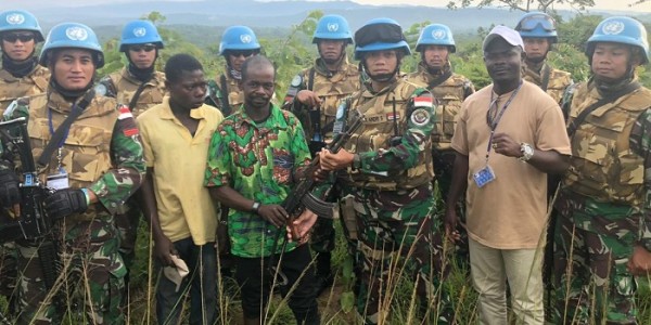 Pasukan Garuda di Afrika Kembali Peroleh Senjata Dari Masyarakat Lukungwe