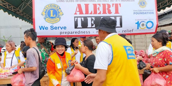 Senator Asal DKI Jakarta Sylviana Murni Bantu Korban Banjir DKI Jakarta