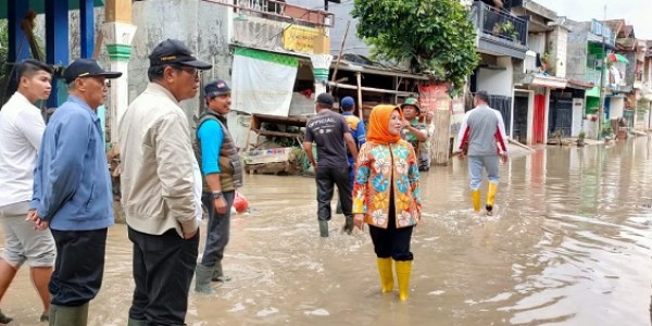 Bersama Ikatan Alumni Lemhanas, Sylviana Murni Bangun Posko Korban Banjir