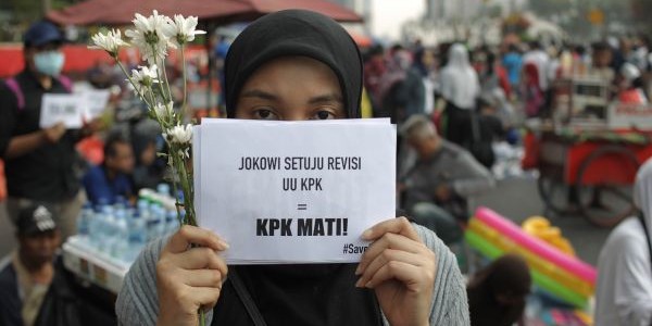KPK Dilemahkan Jokowi, Tapi Enak Dapet Rp 51,2 Miliar