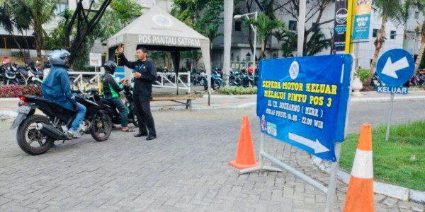 Petugas Keamanan di Kampus C Unair Berlakukan Sistem Satu Arah, Waspadai Curanmor