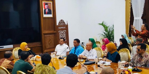 Gubernur Jatim dengan Kemenlu RI Berusaha Pulangkan 248 Mahasiswa Jatim di China