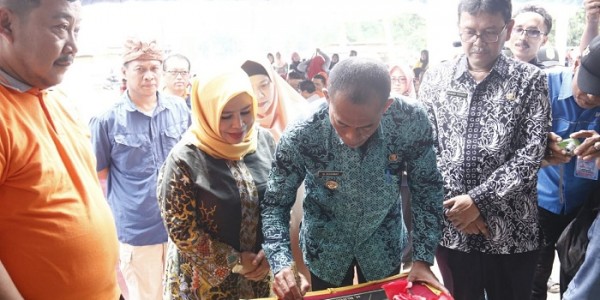 Bupati Subang, Tandatangani Batu Prasasti Gedung UPTD Puskesmas Rancabango