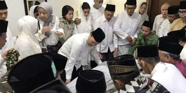 Begini Cerita Hidayat Nur Wahid Ditunjuk Pimpin Doa Jenazah Gus Sholah