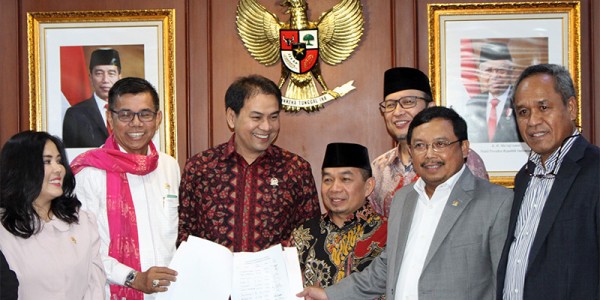 Fraksi Demokrat Dan  Fraksi PKS  DPR Resmi Ajukan Hak Angket Jiwasraya Ke Pimpinan DPR