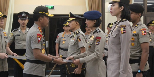 Kapolri Beri KPLB , Pin Emas dan Pin Perak kepada Polisi Berprestasi di Bidang Olahraga