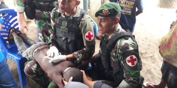 Tim Kesehatan Satgas Yonif 755 Kostrad Bantu Sembuhkan Yakob Putra Daerah Papua