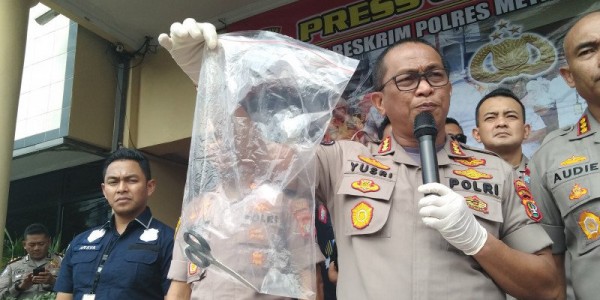 Remaja Tusuk Ibu Kandung Sendiri dengan Gunting