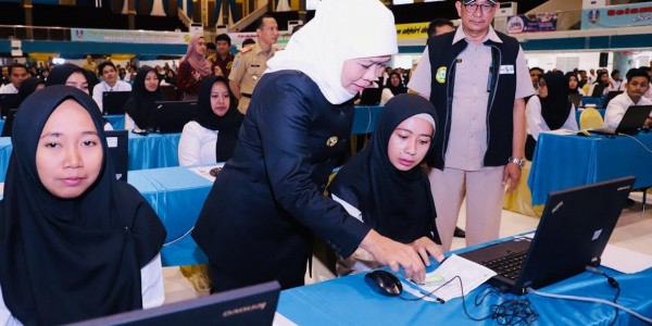 Khofifah Tinjau Pelaksanaan & Memotivasi 54.600 Peserta SKD CPNS di Unesa