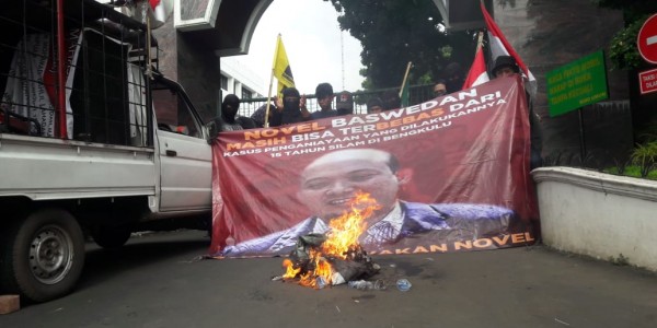 Protes Novel Lolos dari Jeratan Hukum, Corong Rakyat Bakar Ban di Kejagung