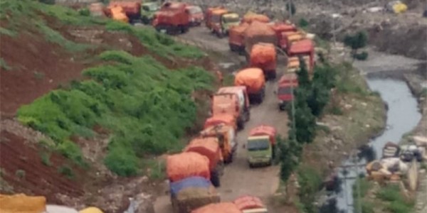 Antrean Panjang Truk Dinas Kebersihan di Bantar Gebang