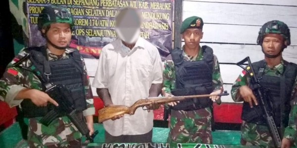 Mantan Simpatisan OPM Serahkan Senjata Kepada Satgas Yonif 411 Kostrad