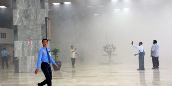 Diguga Terjadi Kebaran Asap Putih di Lobby DPR