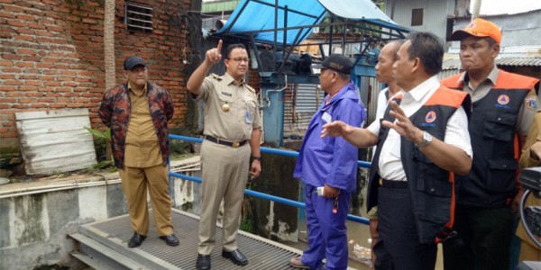 Anies Tinjau Pintu Air Karet