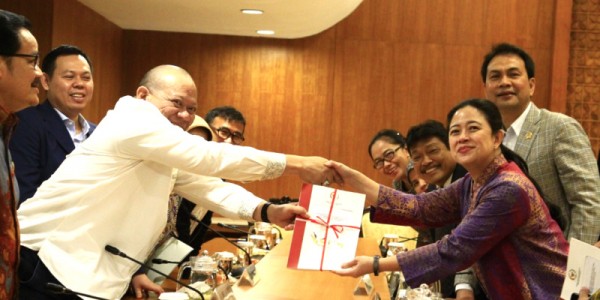 Ketua DPD Lanyala Mahmud Mattalitti Serahkan RUU Daerah  Kepulauan Kepada DPR