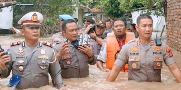Kapolres Subang AKBP Teddy Fanani  Turun Langsung Ke Lokasi Banjir 