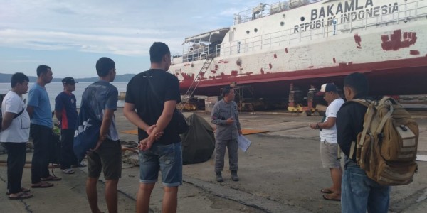 Kazona Timur Tinjau Progress Docking KN Ular Laut 405