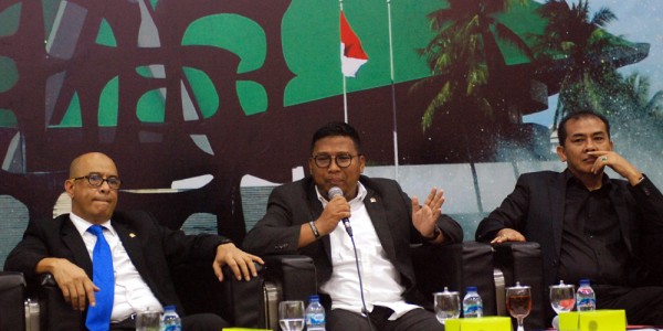 Dialektika "  "Banjir, Bencana atau Ketidakpahaman?" .