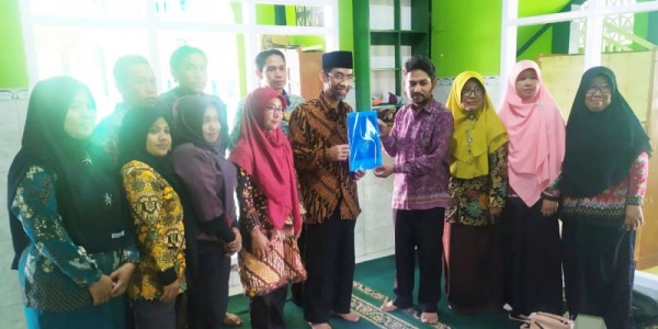 Anggota DPD RI Abdul Hakim Dengar Curhat Guru Honor