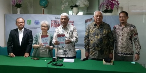 Buku Sistem Demokrasi Pancasila, Cara Para Akademisi Merawat Pancasila