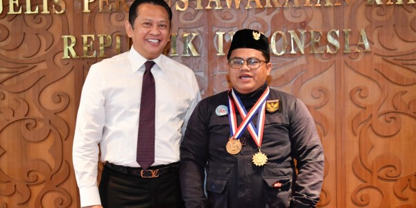 Muhammad Ja'far Hasibuan  Juara 1 Dunia Bidang Kesehatan Di China 
