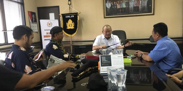 Melalui Ketua DPD RI Lanyala Mahmud Mattalitti , Pengrajin Keris Minta Pemerintah Beri Perhatian Lebih