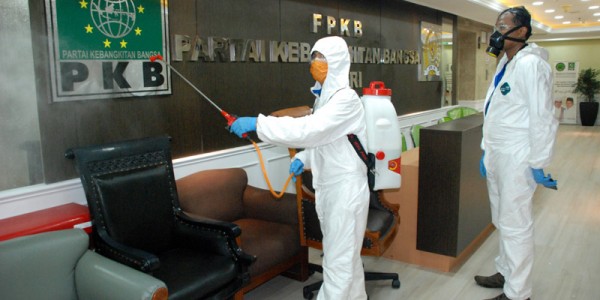Petugas Sisir Ruang Anggota Dewan