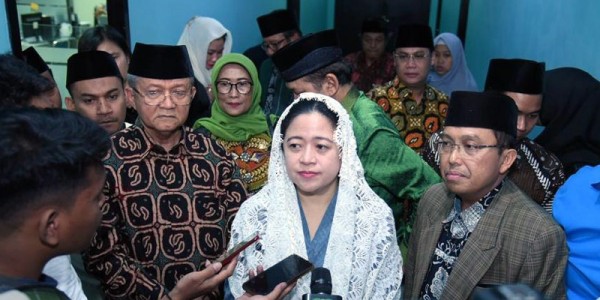 Ketua DPR RI  Puan Maharani Meminta Pemerintah Percepat Penanganan Pandemi Corona