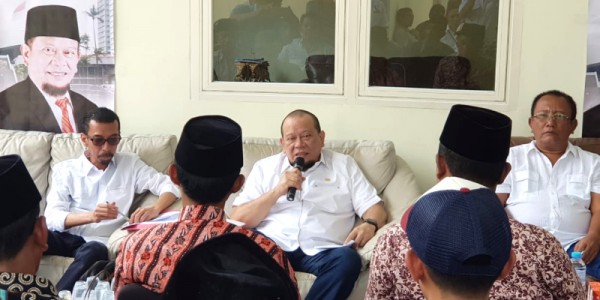 Petambak Garam Madura Menangis Didepan Ketua DPD RI LaNyala Mahmud Mattalitti.