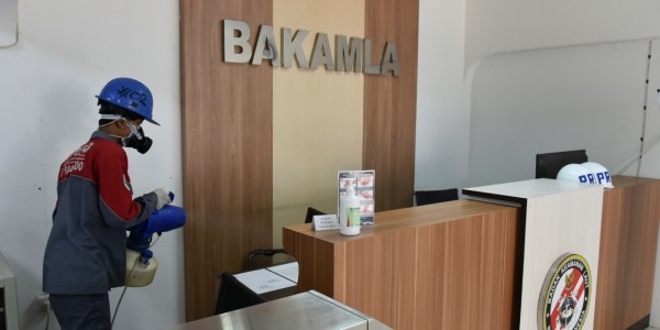 Cegah Penyebaran Covid-19, Mabes Bakamla RI Disemprot Disinfektan