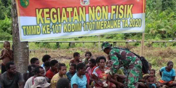 Personel TMMD Kodim 1707 Merauke Gelar Komsos Dengan Warga Epem